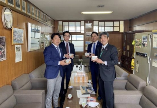 小学校へ百人一首と映像ミキサーを寄贈